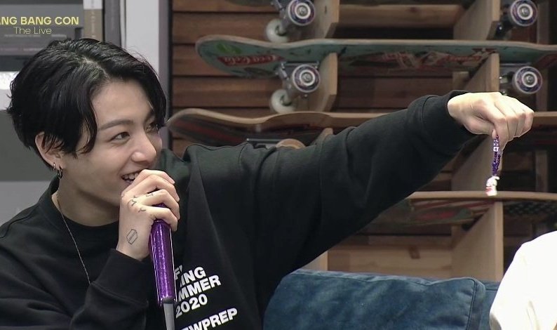 hobi fazendo                os meninos recebendo
as pulseiras                 e amando o presente 🥺