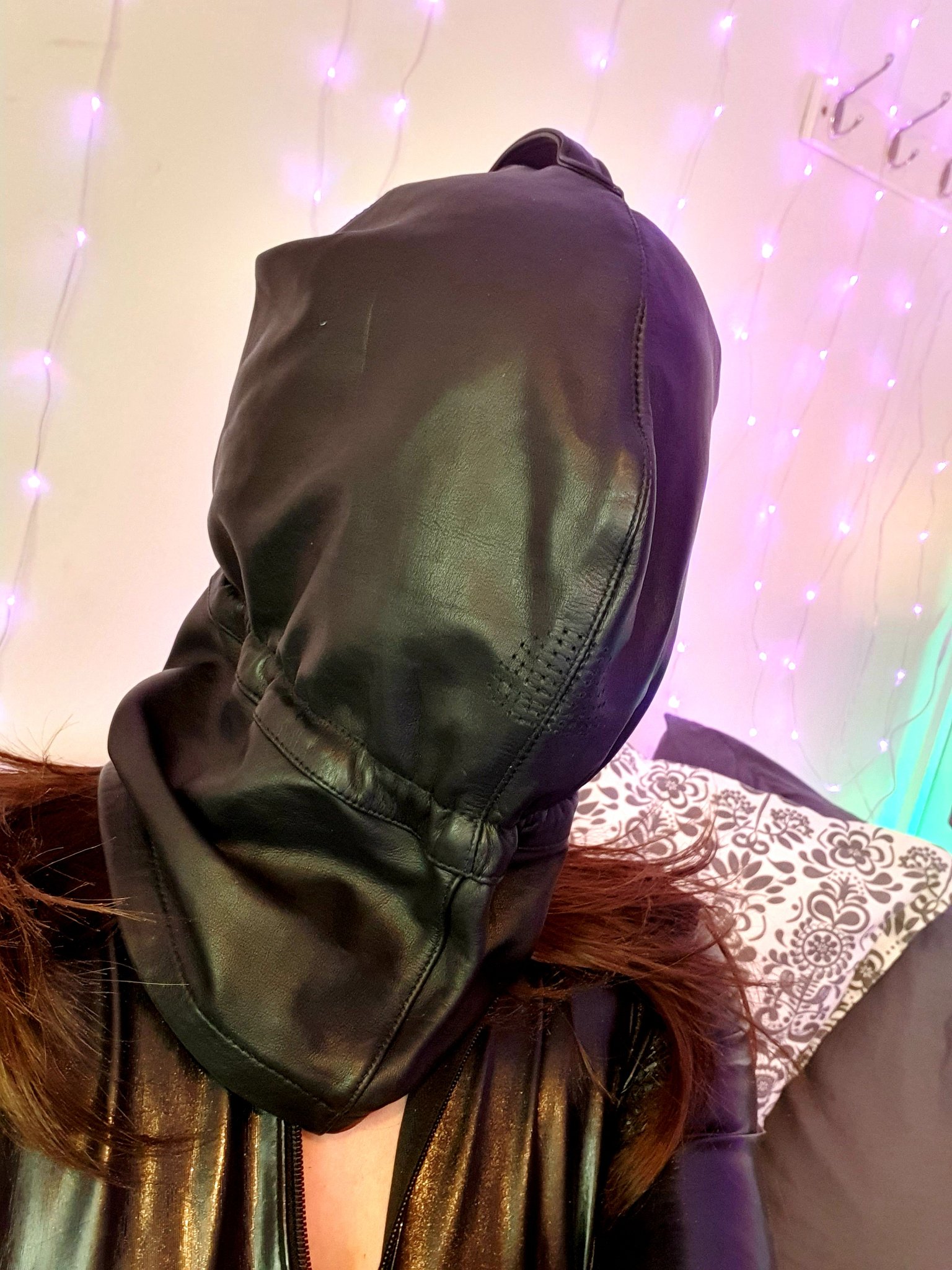 Dahlia Fallon در X: «Just chilling in my leather hood #nofilter  t.coyGnRjMiOPe»  X