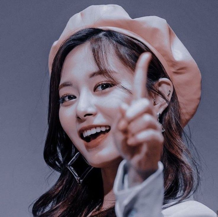 bulan caroline tweet media