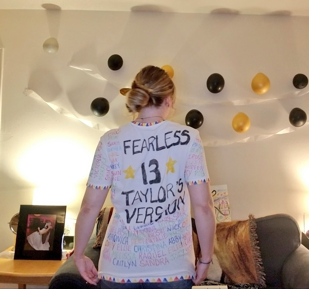 sweetx0love25's tweet image. Tell Me and my FRIENDS about #FearlessTaylorsVersionTONIGHT 💛👕 Junior Jewels style