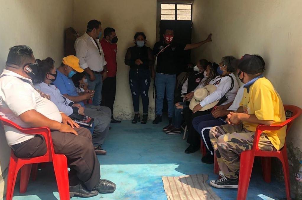 x_ecatepec's tweet photo. Gracias a grupo rojo por su recibimiento juntos lograremos una representación en el congreso que luche por leyes que protejan a las familias de todos los transportistas de #Mexico #Ecatepec  #Dtto17 @RSPorgMX #RSP @EstebanDeJessM8 https://t.co/ptFfkN3HUp