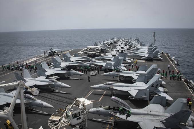 Each Nimitz typically carries an air wing of 80 or 100 aircraft consisting of 60 F/A-18 Hornets, 5 E/A-18G Growler electronic warfare aircraft, 4 E-2D Hawkeye airborne early warning and control aircraft, 2 C-2 Greyhound transport aircraft, and 6 Seahawk helicopters.
