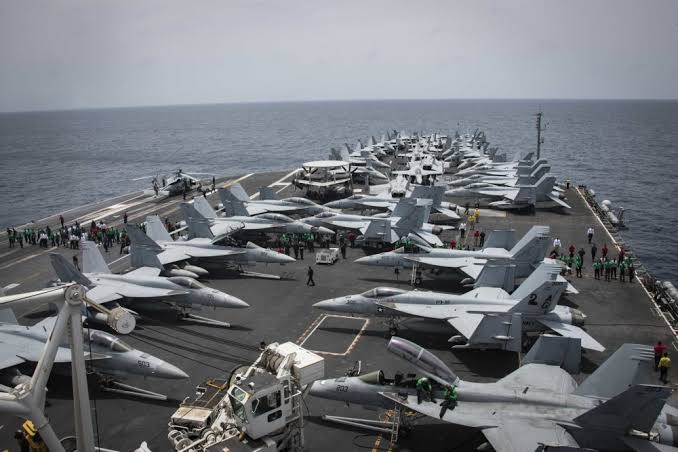 Each Nimitz typically carries an air wing of 80 or 100 aircraft consisting of 60 F/A-18 Hornets, 5 E/A-18G Growler electronic warfare aircraft, 4 E-2D Hawkeye airborne early warning and control aircraft, 2 C-2 Greyhound transport aircraft, and 6 Seahawk helicopters.