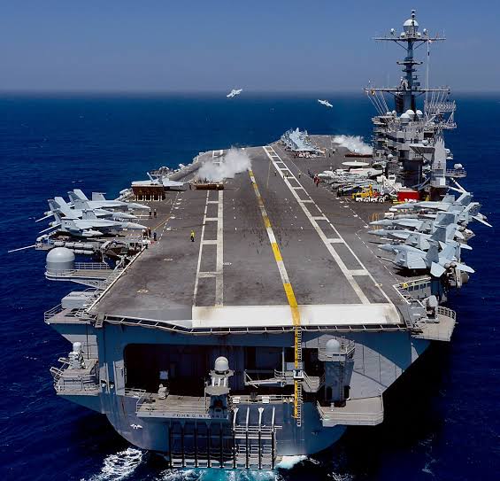 Each Nimitz typically carries an air wing of 80 or 100 aircraft consisting of 60 F/A-18 Hornets, 5 E/A-18G Growler electronic warfare aircraft, 4 E-2D Hawkeye airborne early warning and control aircraft, 2 C-2 Greyhound transport aircraft, and 6 Seahawk helicopters.