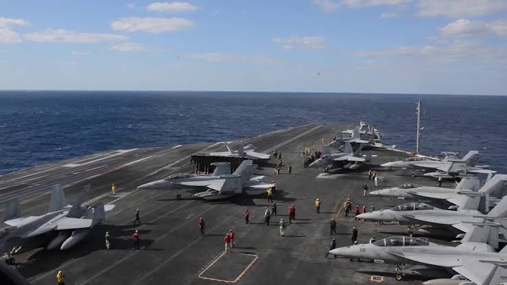 Each Nimitz typically carries an air wing of 80 or 100 aircraft consisting of 60 F/A-18 Hornets, 5 E/A-18G Growler electronic warfare aircraft, 4 E-2D Hawkeye airborne early warning and control aircraft, 2 C-2 Greyhound transport aircraft, and 6 Seahawk helicopters.