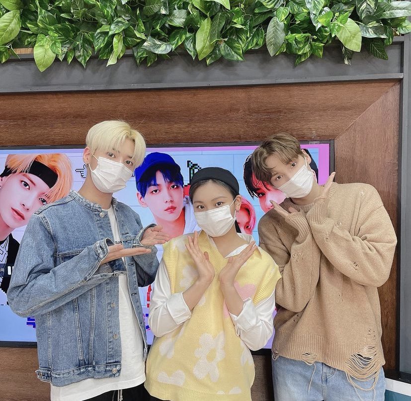 Day 8 — Feb 28Love this episode with Umji so I'm including a group photo too! Also debut of Huening Kai blonde (yes, that's a dark blonde not a light brown.. )  #HUENINGKAI  #TXT_HUENINGKAI  #휴닝카이  #TXT_휴닝카이