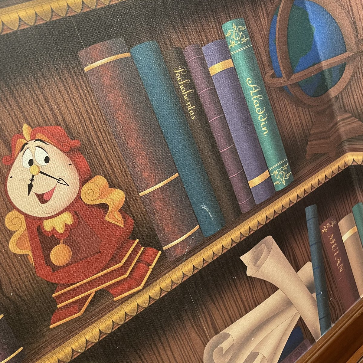 Miya ランドホテル ディズニーランド ディズニーランドホテル Tds Tdr Tdl Tdr Now 美女と野獣ルーム の壁紙にはたくさんのキャラクターがいるんだけど本棚の中に アラジン ムーラン ポカホンタス の本が こーいう細かいところの