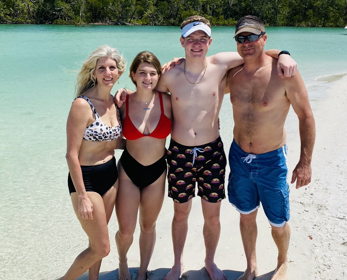 ccglaser's tweet photo. Another day in paradise with our guests from Ohio π¬βοΈ We had some playful dolphins! #boatcaptainrealtor #yourdayonthewater #fortmyersbeach https://t.co/L5bn3WcKCJ