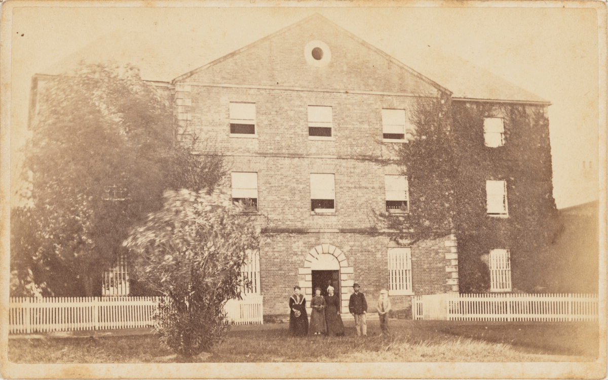 The elaborate "funeral obsequies" of #FemaleOrphanSchool pupil 'Betsy' Lees were perplexing to The Australian in 1826. Learn the reasons for Betsy's grand farewell in <a href="/OldParramatta/">The Old Parramattan</a>'s "Departed Innocence," supported by <a href="/Create_NSW/">Create NSW</a>. #OzHist #Parramatta stjohnsonline.org/bio/elizabeth-…