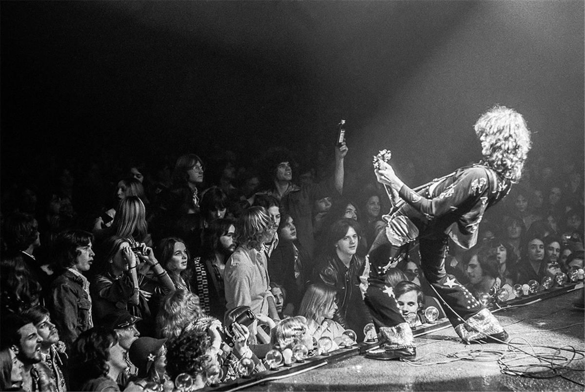 crockpics's tweet photo. Jimmy Page in Detroit, Michigan, 1975. https://t.co/EIXyIZRwev