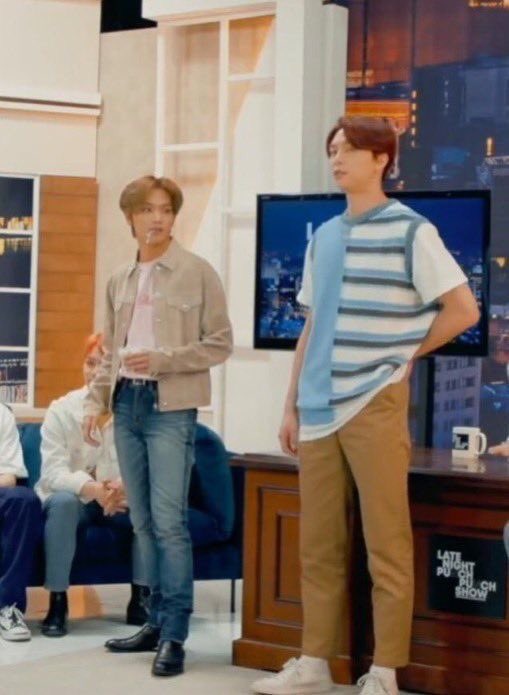 tiny_hyuck's tweet photo. #HAECHAN #해찬 with his best (and taller) bud #JOHNNY #쟈니 https://t.co/7fdlTaa62p