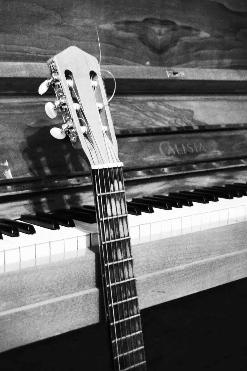 Гриф гитары и пианино. Гитара пианино. Пианино гитара слушать. Гитара и рояль. Гитара синтезатор.