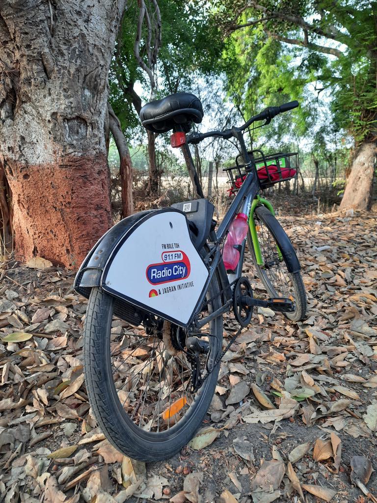 ankitkamdar45's tweet photo. Morning Exploring Ride at surrounding Sanand. On the way seen so many Lavish Green Farms
#cycling #cycletourism #fitness
#IncredibleIndia #PhotoOfTheDay
#naturephotograpahy #Explore #fridaymorning
@AmitHPanchal @aditiraval 
@Bhairavijoshi1 @arjitsoni12 
@radiocityindia @mybyk_in https://t.co/9fVn3aK2ag