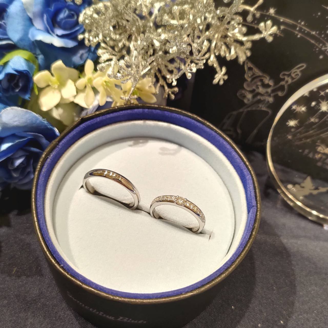 Jkplanet 結婚指輪のセレクトショップ Jkプラネット Disney Fantasia ディズニーファンタジア Bloom March ブルームマーチ マリッジリング ブラッジリング ほうきの行進 の結婚指輪 レディースデザインはエンゲージリングを兼ねた