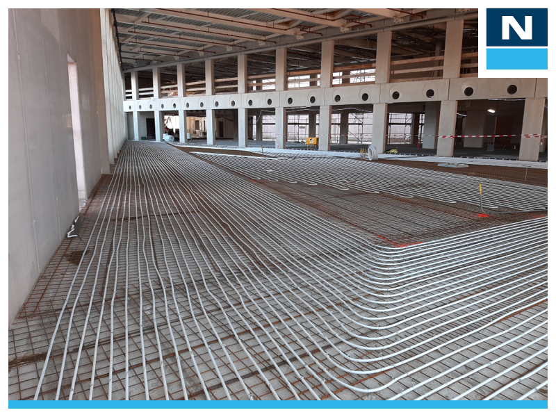 📷 Vloerverwarming in het tichelprincipe. 3500m² Uponor Pex-A Comfort pipe (25 en 16mm) voor het nieuwbouw kantoor van de Ministerie VWS, RIVM en CBG te Utrecht in opdracht van MEET Strukton.
Samen met de Uponor Magna verdelers wordt het ontwerp volgens het tichelprincipe gelegd.