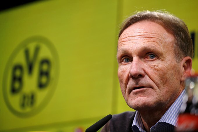 Une grande contradiction est le fait que le directeur général du BVB Hans-Joachim Watzke a assuré mardi dans un entretien à DAZN que Dortmund a les moyens de conserver le norvégien. Or, selon 90min, Dortmund aurait déjà cibler 9 joueurs potentiels...