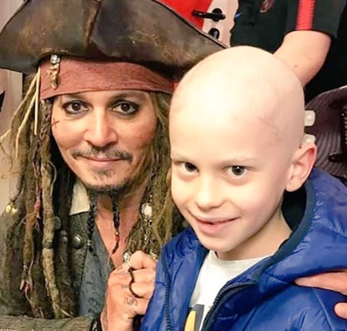 Johnny s'investit beaucoup pour les enfants malade en allant parfois leurs rendre visite déguiser en Jack Sparrow à leurs plus grand plaisir. Il est juste adorable 