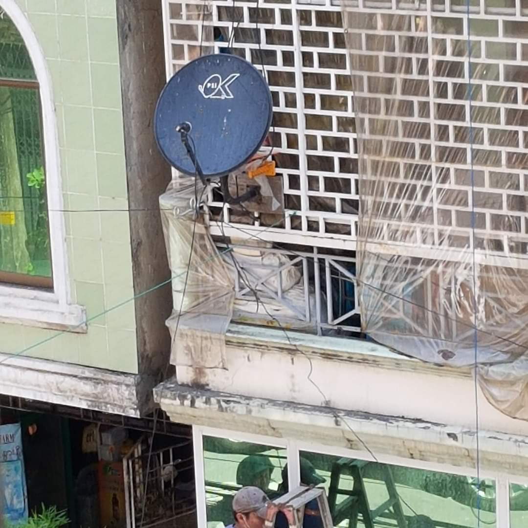 hannayuri_twt's tweet photo. The terrorists ordered by the military Juntas remove and seize the PSI Satellite, which can be used to watch what is really going on in Myanmar, such as Mizzima and DVB News Channels, in some Yangon townships today. Junta wants to cover the news #Apr9Coup #WhatsHappeningInMyanmar https://t.co/eFW0ynoQ3S