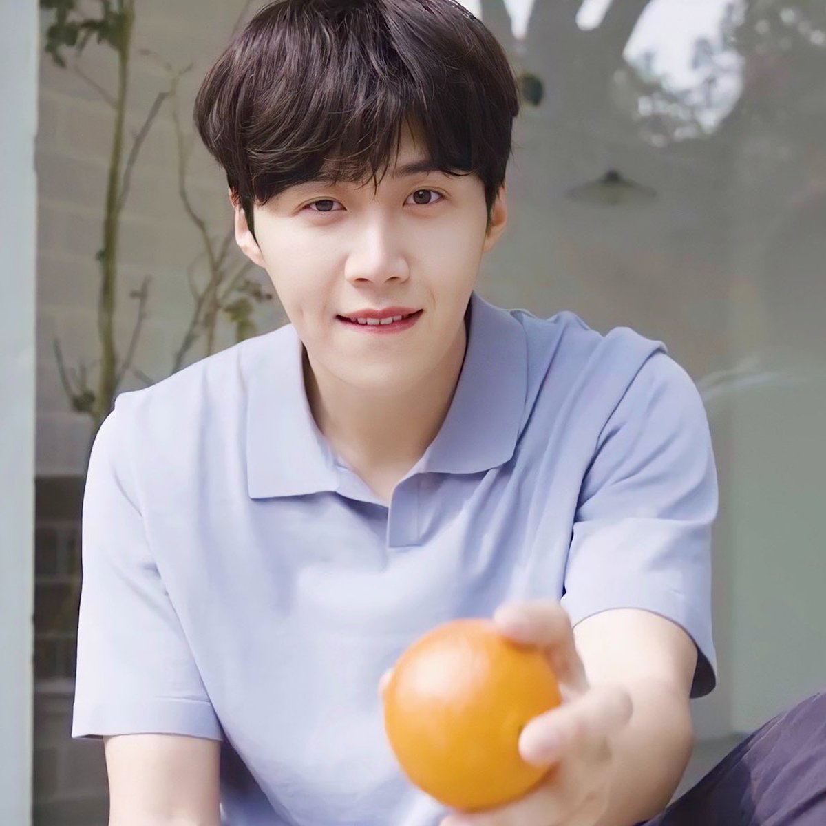 Our Seonho & YoonA wants to share their oranges with you all... P.S - Look at their clothes... Again the same color. Coincidence???? No, only soulmate things~~ 