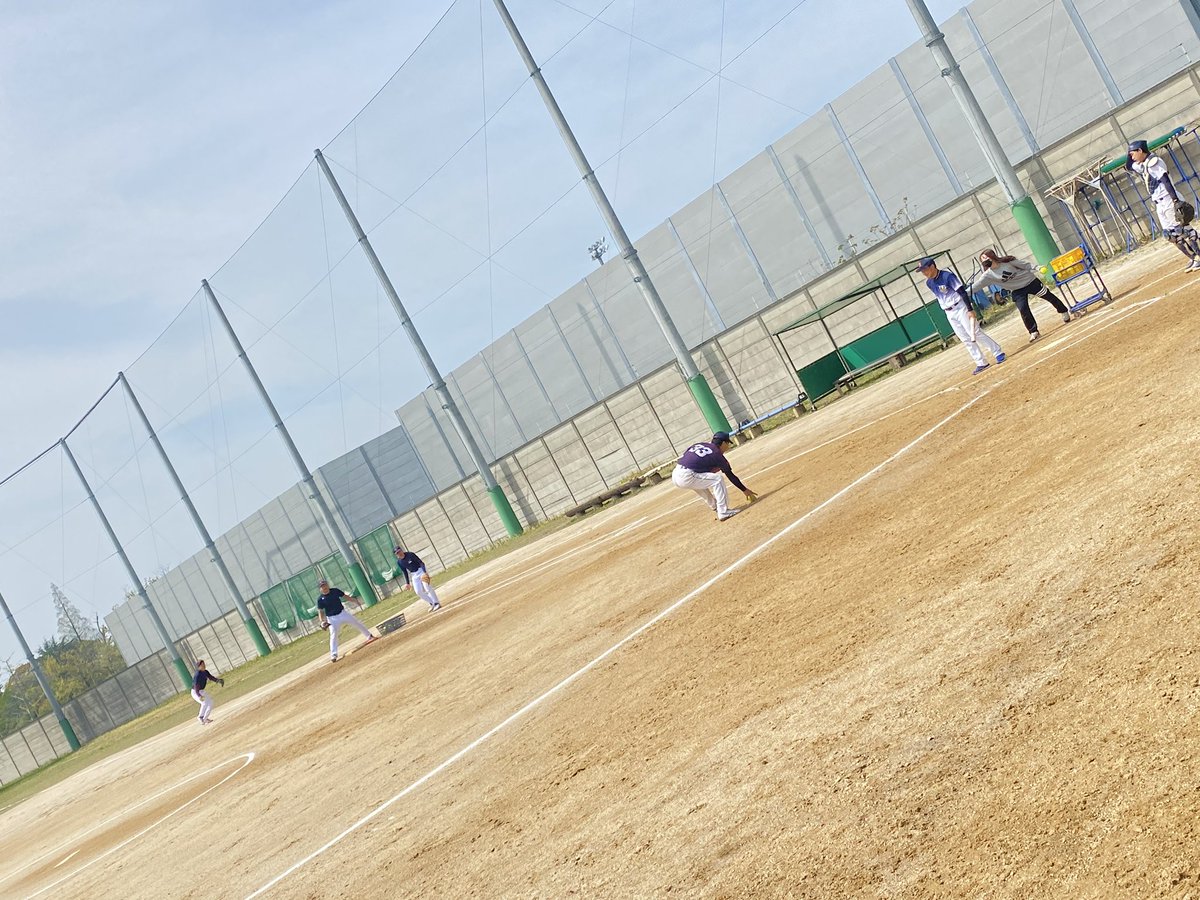 1977tussoftball's tweet photo. どうも！広報担当です😎
昨日も練習してきました！
11日には今年度初の大会も控えており緊張感のある練習が出来ました😁
さらには練習体験に来てくれた子もいました！
ソフトボールを楽しんでくれて良かったです✌️
引き続き体験などは募集していますので好きな時にお越しください😄
待ってます🥺 https://t.co/o2AtGsHfof