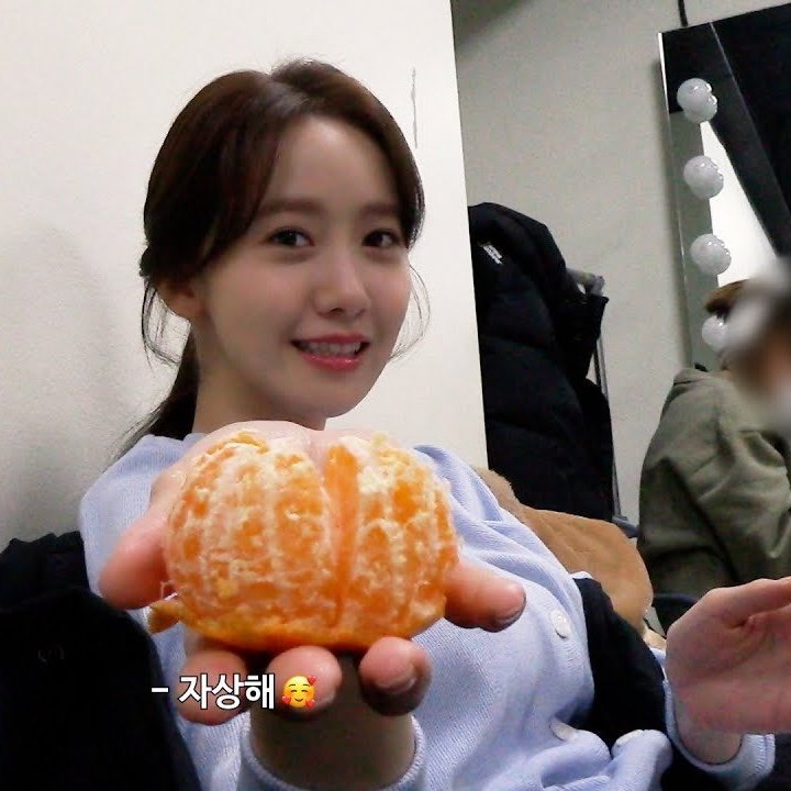 Our Seonho & YoonA wants to share their oranges with you all... P.S - Look at their clothes... Again the same color. Coincidence???? No, only soulmate things~~ 