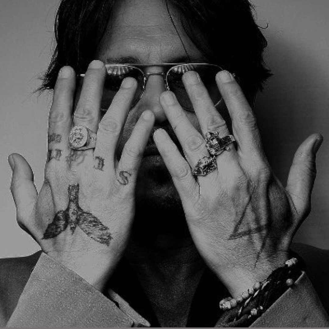 RT @scherzydepp: johnny depp and lewis hamilton hands are pure art https://t.co/RaTyth4e7o