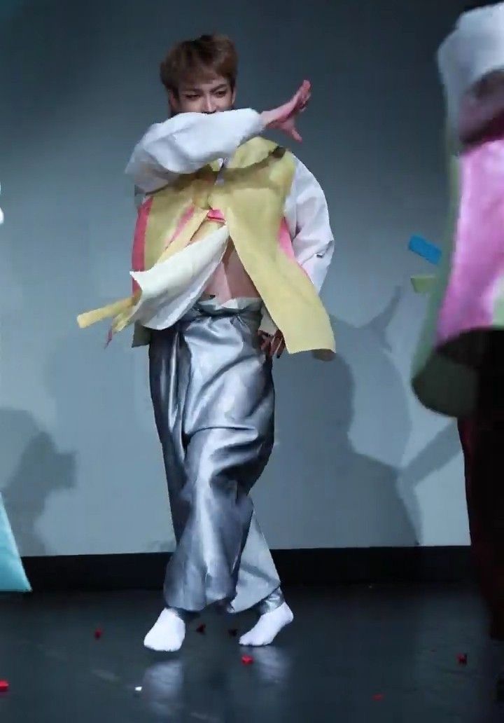 a short thread of hongjoong showing his tummy for entertainment;