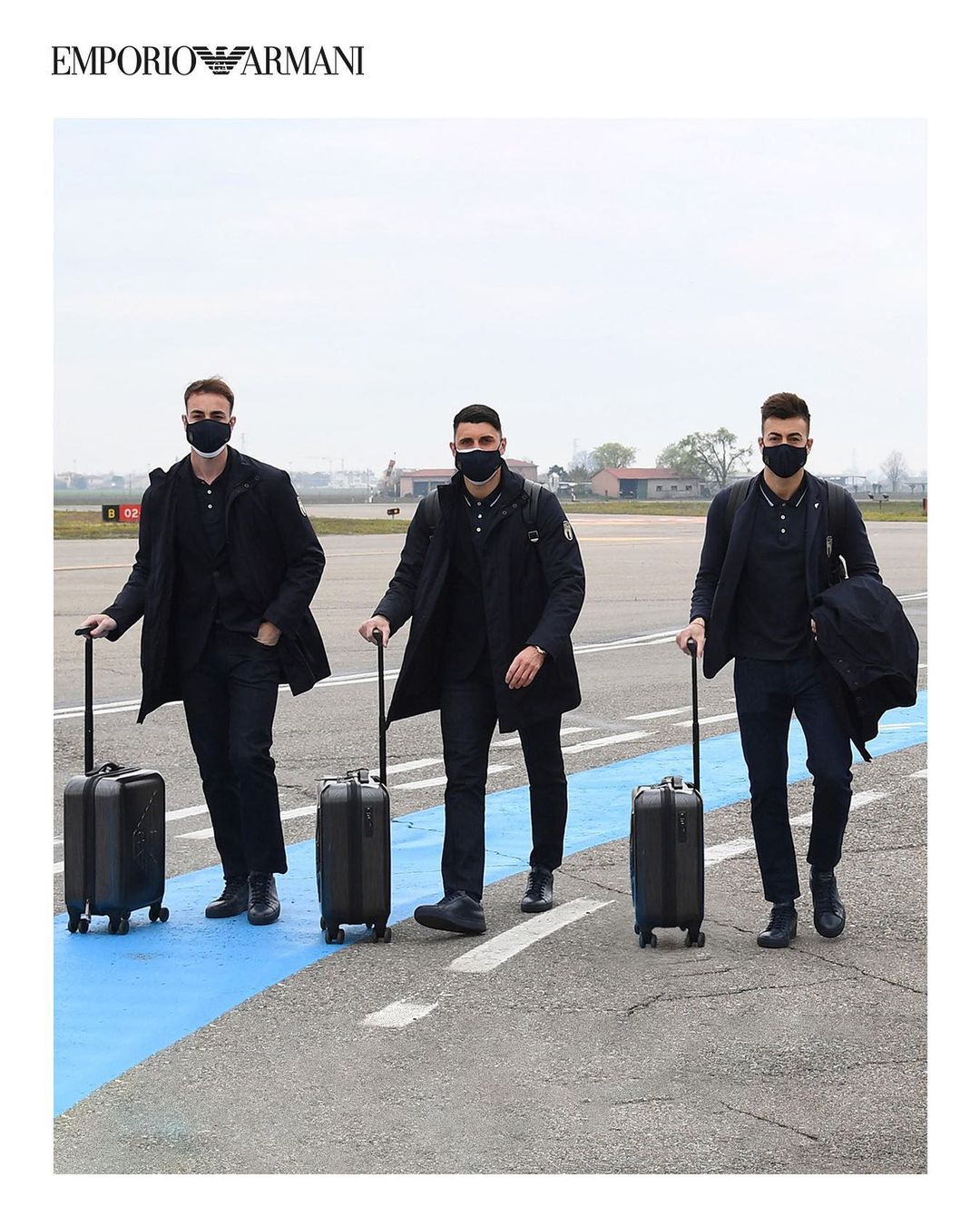تويتر ジョルジオ アルマーニ ジャパン على تويتر Emporioarmani は サッカーイタリア代表 チームの監督 選手等が着用するオフィシャルスーツやジャージを提供しています サッカーイタリア代表チーム団は エンポリオ アルマーニのウェアとスーツケース纏い 22