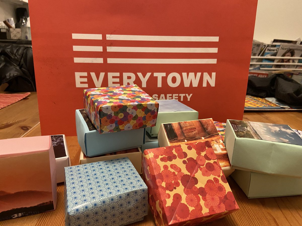 jpen98's tweet image. Powerful evening with my fellow ⁦@MomsDemand⁩ craftivists making soul boxes honoring victims of gun violence. It’s heartbreaking that we need so many. #Enough  #SoulBoxProject