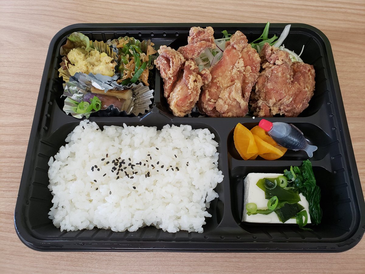 uno_group_com's tweet photo. 今日もパーシモンカフェさんのお弁当です。部活動頑張ってます(非公式)
#宇野重工
#ナゾの部活動
#カラアゲ部
#nonofficial https://t.co/vb3EZ3Hlrb