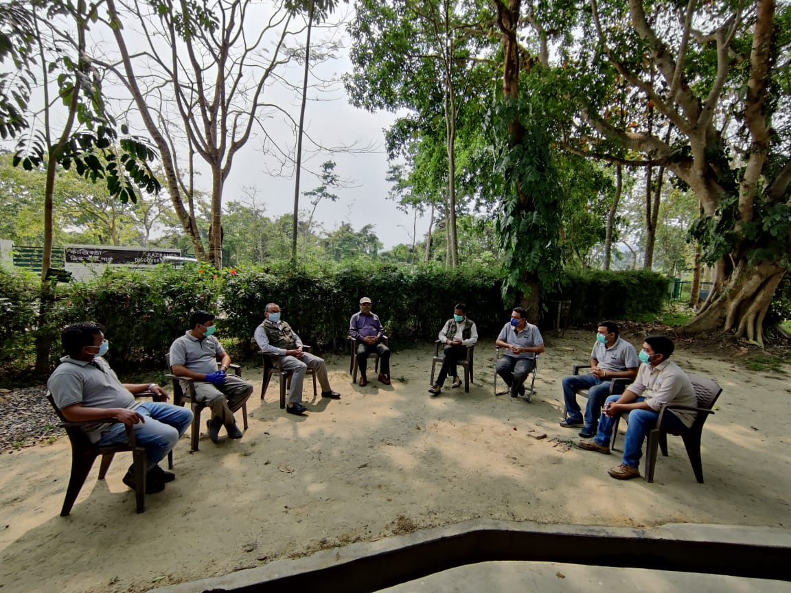 The rhinos won't know this but in their best interests, here's a final briefing session with partners  #AssamForestDepartment  @kaziranga_ and team  #WTI to ensure a smooth  #translocation  @KP24 @ifawglobal  @vivek4wild  @AzzedineTDownes #WTIatWork  #rhinos  #BackToTheWild