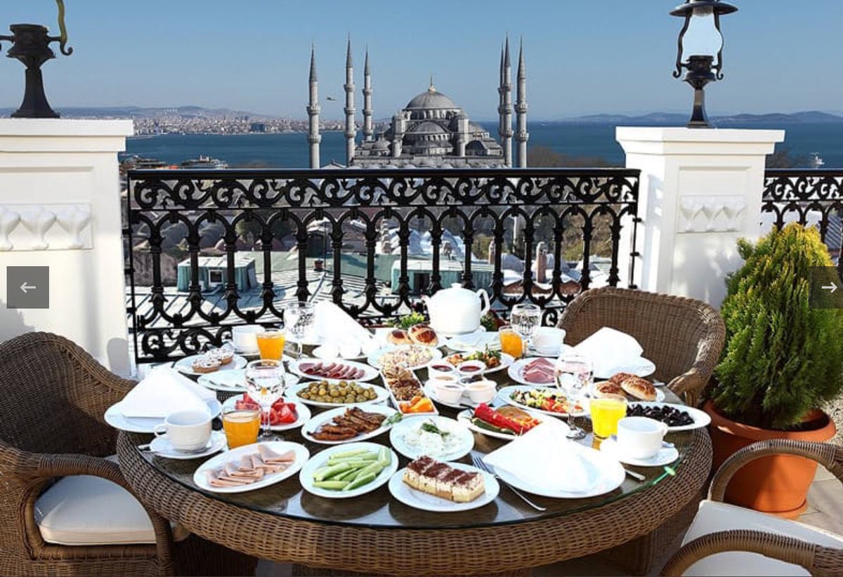 Завтрак в стамбуле недорого. Делюкс Голден Хорн Султанахмет отель Стамбул. Deluxe Golden Horn Sultanahmet 4*. Турецкий завтрак с видом на Босфор. Стамбул Босфор завтрак.