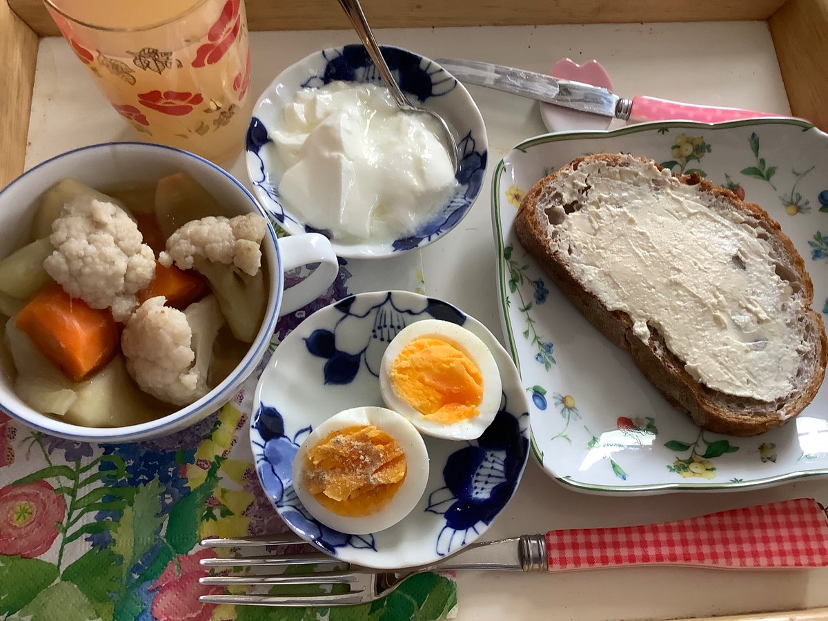 鈴木薫 胡桃とマカダミアナッツのパン パイナップル入りクリームチーズ ゆで卵 野菜スープ 玉ねぎ 人参 じゃがいも カリフラワー ヨーグルト グレープフルーツジュース 朝食