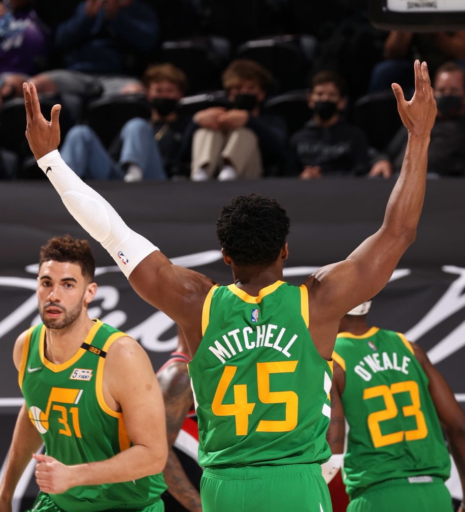 RT @TheNBACentral: Donovan Mitchell tonight:
37 points
5 rebounds
4 assists
56% FG https://t.co/wg29qvCREU