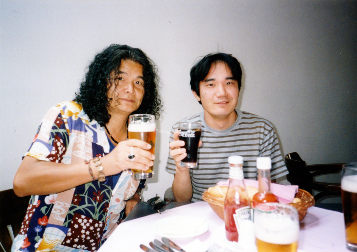 Keiki Ohtsuki 00年に参加した相原研究室のチェコ共和国研修旅行 写真の大きな建物は欧州随一の映画スタジオ バランドフ撮影所です 相原信洋 チェコ T Co 0ccwjslcbu Twitter