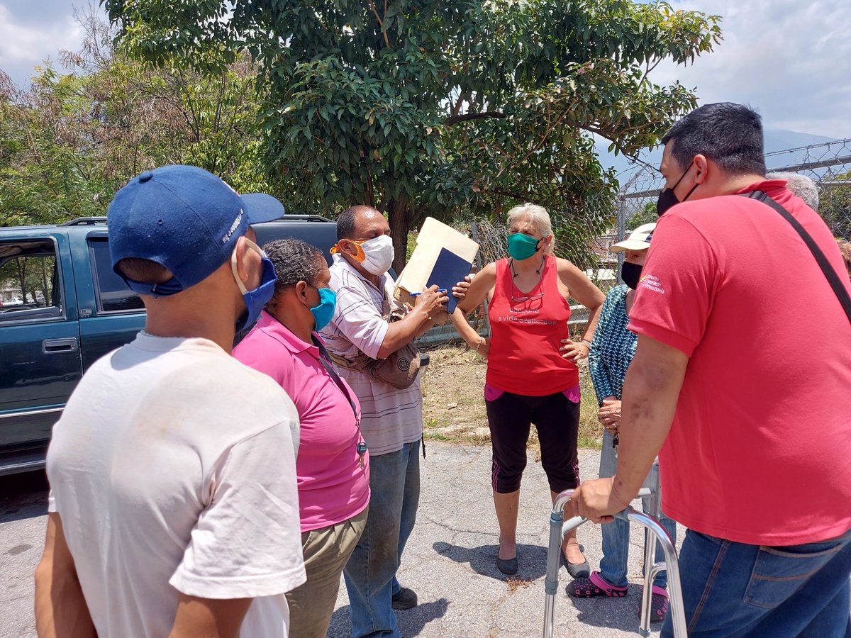 Siguiendo los protocolos de Bioseguridad, en compañía de la comisión del Estado Mayor Servicio de Gas, PDVSA Gas y comunidad Organizada de los sectores 3 y 4 de Trapichito de Guarenas fueron atendidas  un aproximado de 1700 familias de la zona. #GasComunal #GuarenasCeroCovid19