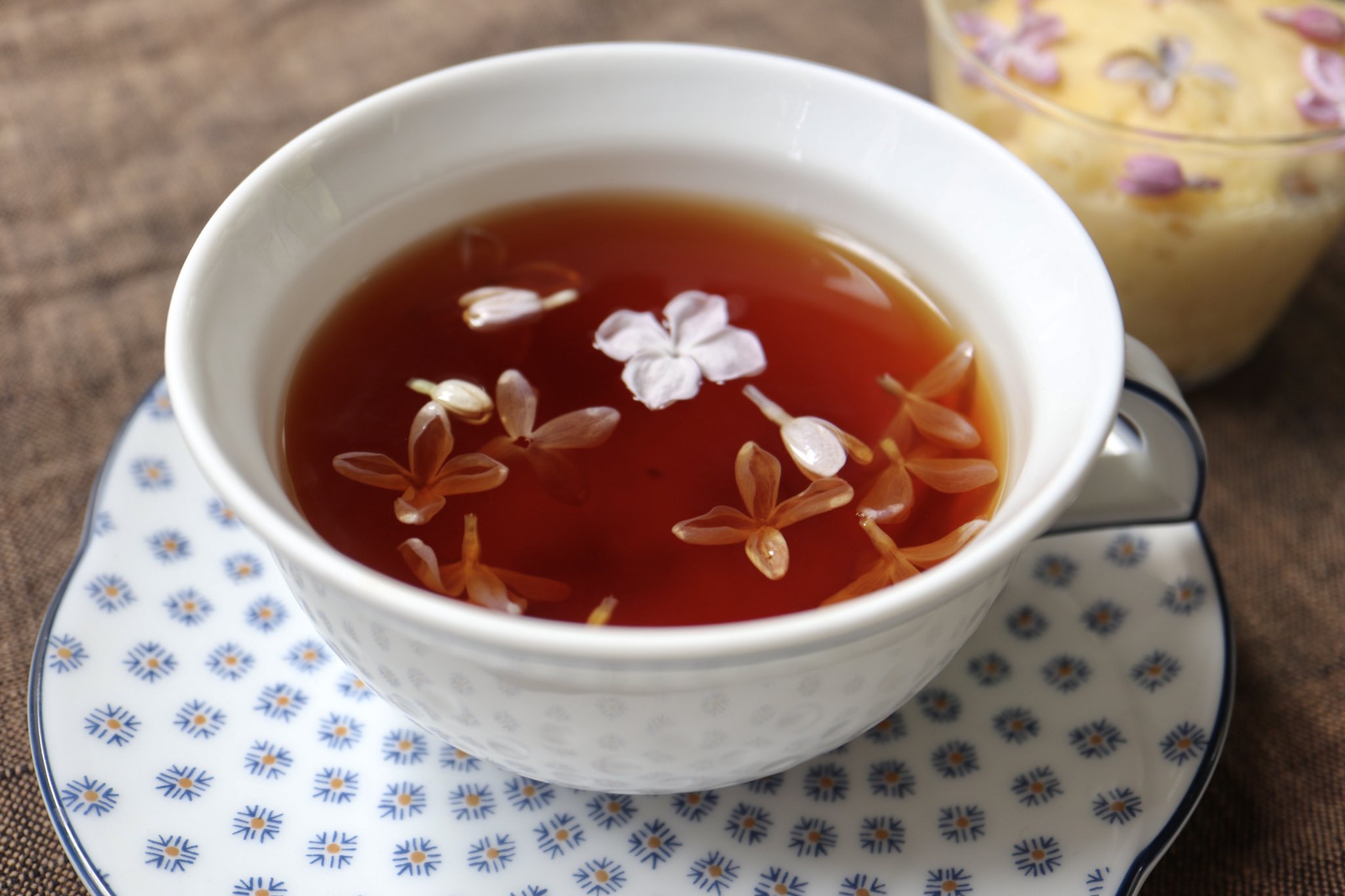 Inori その後 紅茶にもライラックを浮かべて 満足しました 味は他のお花と同じようにガクの近くは苦味があるので取ったり取らなかったり 花びらは肉厚で食感が良いです でも何より可愛いライラックの香りと姿を堪能できるのが一番です T Co