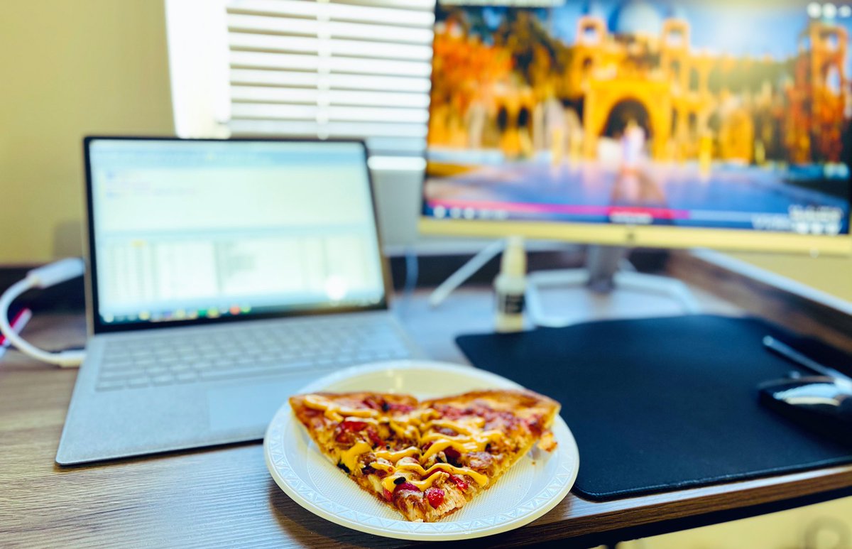 YsoSersY's tweet image. Does this classify as multitasking !! 
#DevDas 
#Pizza 
#SQLProgramming