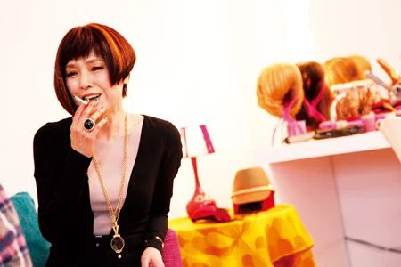 躁鬱やみの 倭国 ヘルタースケルターの 桃井かおりさんの髪型好きなんよな 赤とかオレンジのメッシュ入ってるし 重めのアシメだし