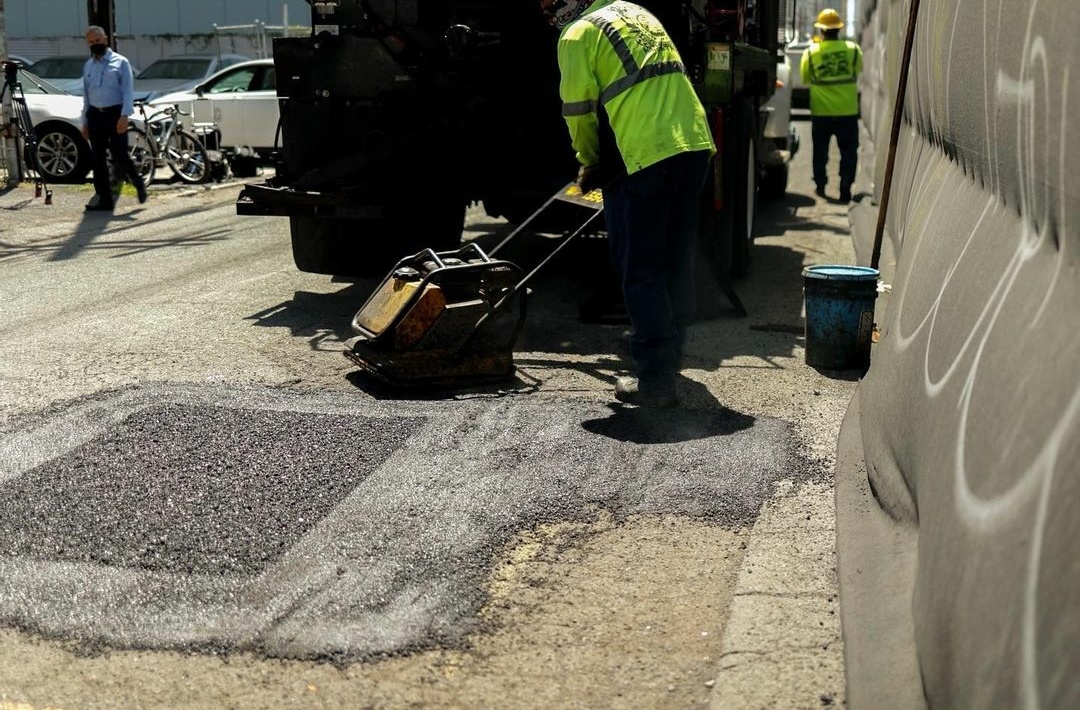 KakaakoNews's tweet photo. Honolulu starts patching potholes, repairing neglected roads in Kakaako - via @KITV4 READ >> https://t.co/NM6wJ3447G #potholes #road #streets #roadwork #roadmaintenance #roadpatch #roadresurface #Kakaako #Oahu #Hawaii https://t.co/NyFJte4sKQ