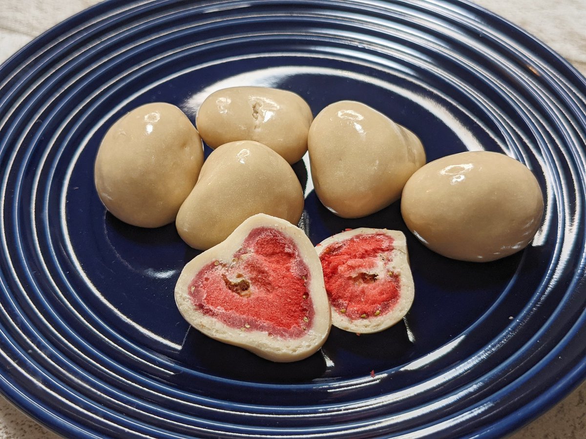 muni_sweets's tweet photo. 【チョコがけイチゴ】
価格：1袋290円

無印良品で販売されてるチョコがけイチゴシリーズから2種類を購入！ラムチョコがけイチゴはラムの香りがしっかり香る仕上がり。イチゴはそこそこ酸味強めだがチョコの甘さとあいまって甘酸っぱさが強調されている。ホワイトは甘さ重視で食べたい人向け。 https://t.co/3ziYMlItri