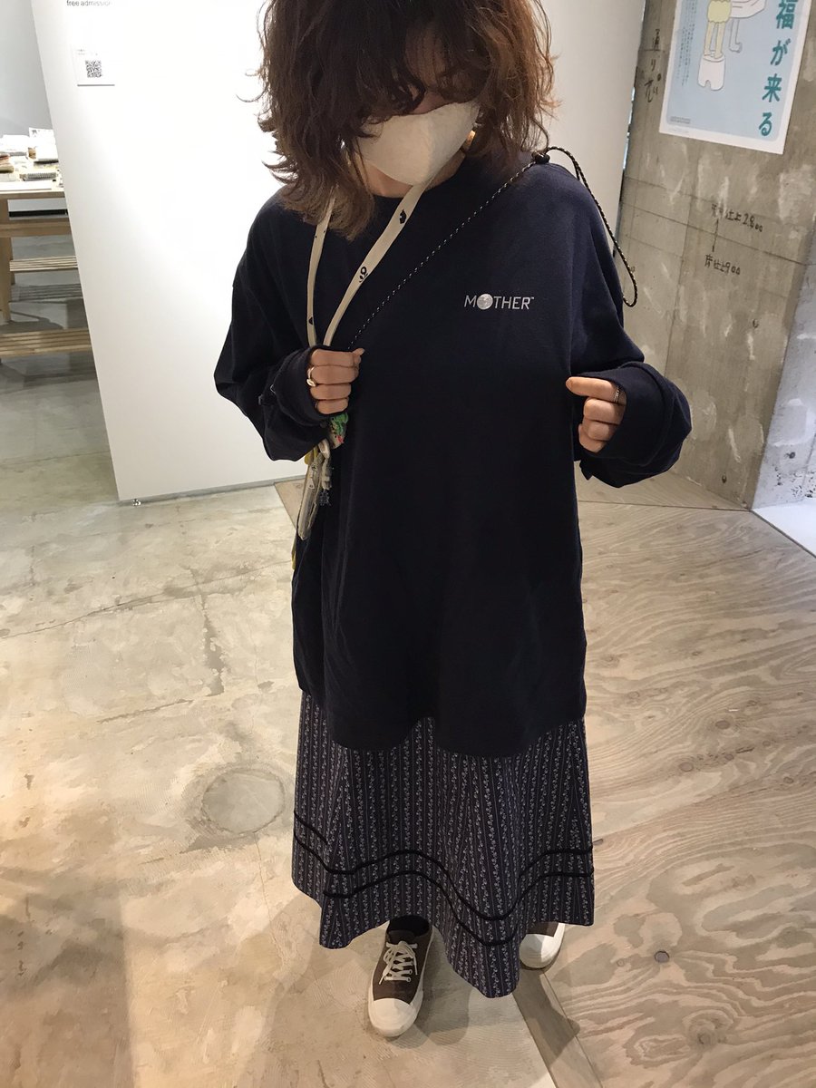 Tobichi スタッフのかわむらさんがさり気なく着ているのが Motherのbig長袖tシャツ 同じネイビー系で 花柄のロングスカートと合わせて うーん かわいい着こなし 上級者テクニックだわ レイ