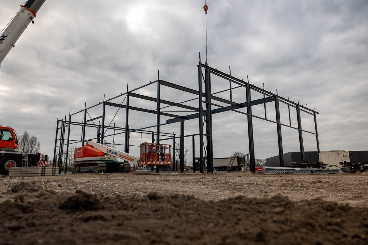 De #nieuwbouw van #LOUWMAN Real Estate, onderdeel van LOUWMAN Group, krijgt vorm. De #staalconstructie is bijna klaar. De nieuwbouw wordt gerealiseerd op <a href="/MBPGilze/">Bedrijvenpark MBP</a>.

Lees er meer over op onze website: ow.ly/G3jt50EhmGU