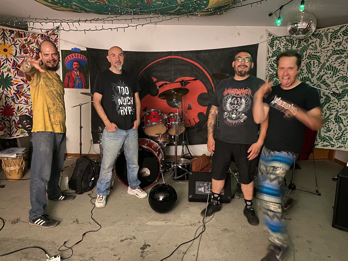 Nos vemos y sentimos mañana sábado 8:30pm  por Facebook Live de Los Invisibles Naucalpan. 🎸🥁Raza Mixta 🪘🌈en vivo 🤘🏽✴️ #rock #punk #funk #razamixta