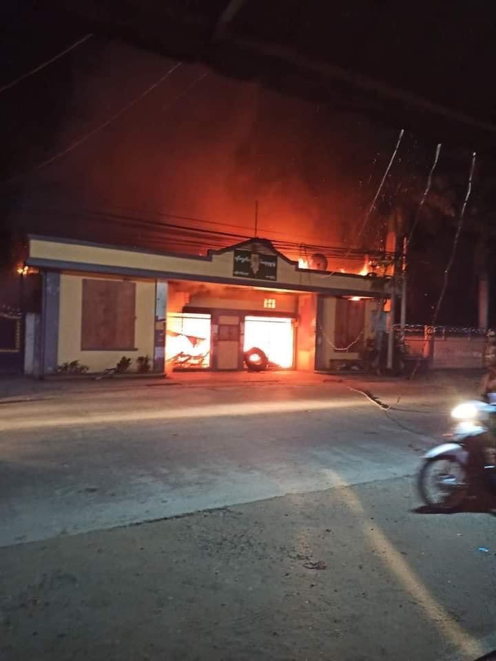 nslwin's tweet photo. Mawlamyine, Mon State: 

A fire broke out at Shwe Myine Thiri Ward administrator office at 3am. Put out the fire at 3:25am.

#WhatsHappeningInMyanmar #Apr9Coup #MilkTeaAlliance https://t.co/ZciQdwLRHb