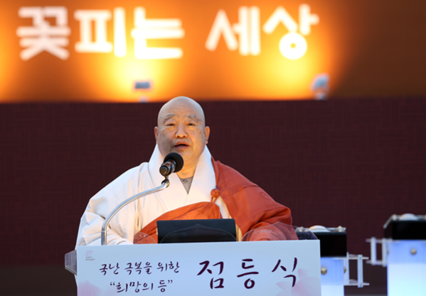 이게.. 맨날 풀만 묵는 중놈의 풍채냐??
맨날 주지육림하는 스놈의 풍채지 ㅋㅋㅋㅋ

코로나19에 올해도 부처님오신날 연등 행렬 취소 (출처 : 조선비즈 | 네이버 뉴스) naver.me/x7vSZTUL