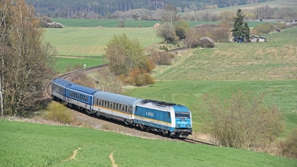 SaveATrain's tweet photo. Winter did not arrived early this year - https://t.co/NJeUtcOKHi #pilsen #bavaria #railtrack #furthimwald #germanborder #domazlice #czechrailways #infrastructure #czech #czechrepublic https://t.co/bFHrItkf1B