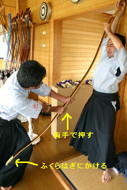 Concernant la puissance de l’arc, au cours de la période médiévale, celle-ci était mesurée en nombre d’homme qu’il fallait pour tendre la corde en la mettant en place sur l’arc.