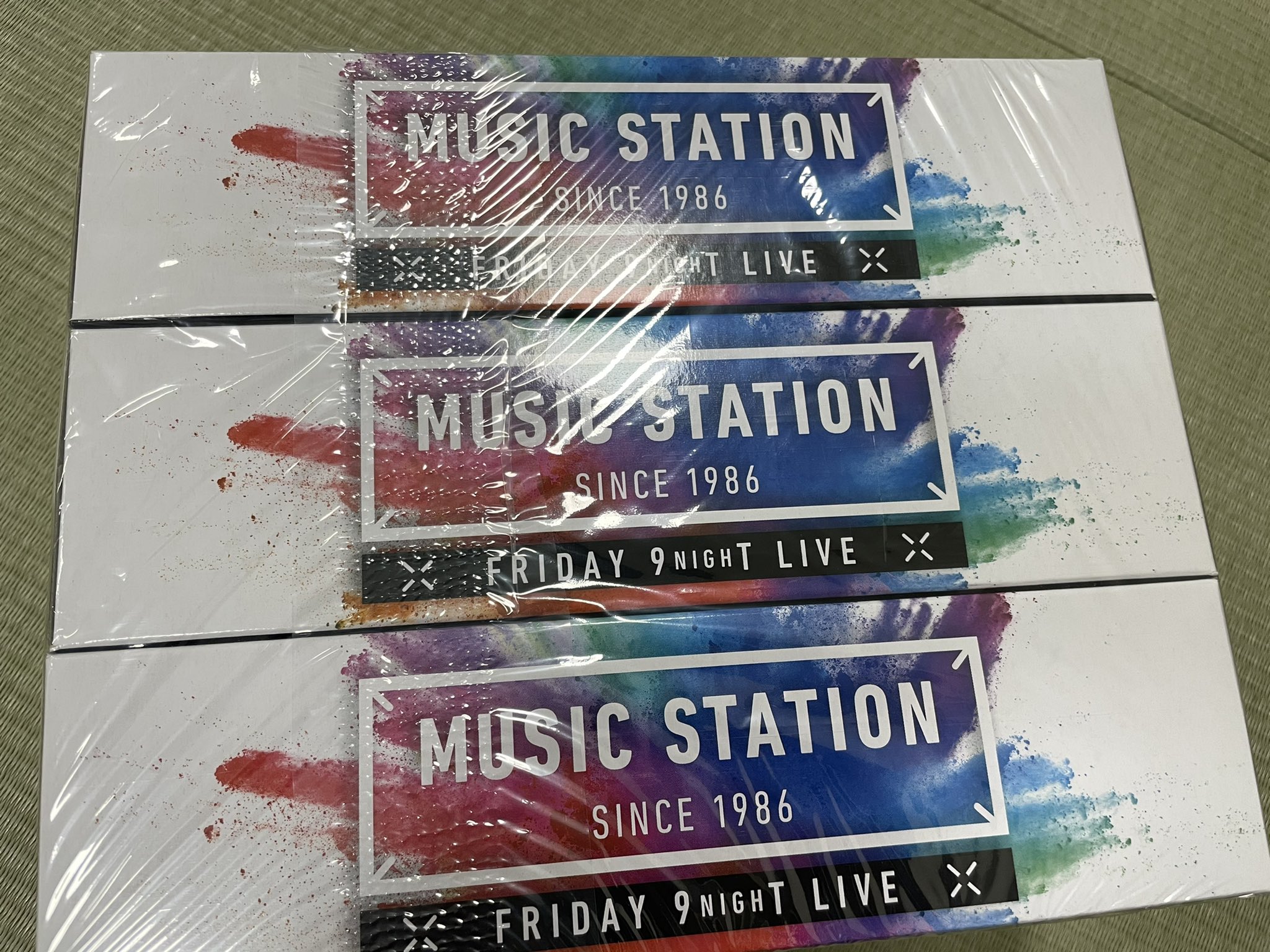 Adieu Creative Staff Mステ出演者だけがもらえる都市伝説級のティッシュを楽屋で発見っ 側面と上部はこんな感じですが 裏にはとあるメッセージが さて 何て書いてあるでしょう Adieu よるのあと T Co Lcbt99wwtw Twitter