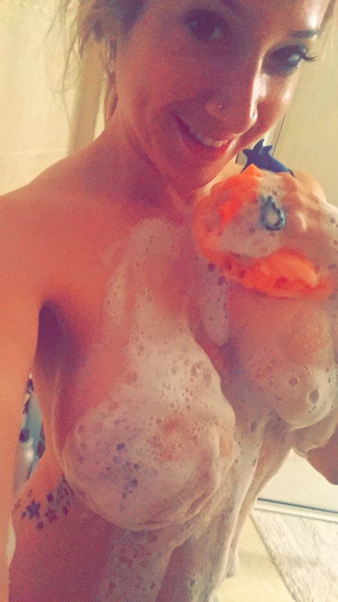 SophieMissSof's tweet photo. RT si tu veux venir prendre ta douche avec moi 🔥 https://t.co/NM4YErv65J